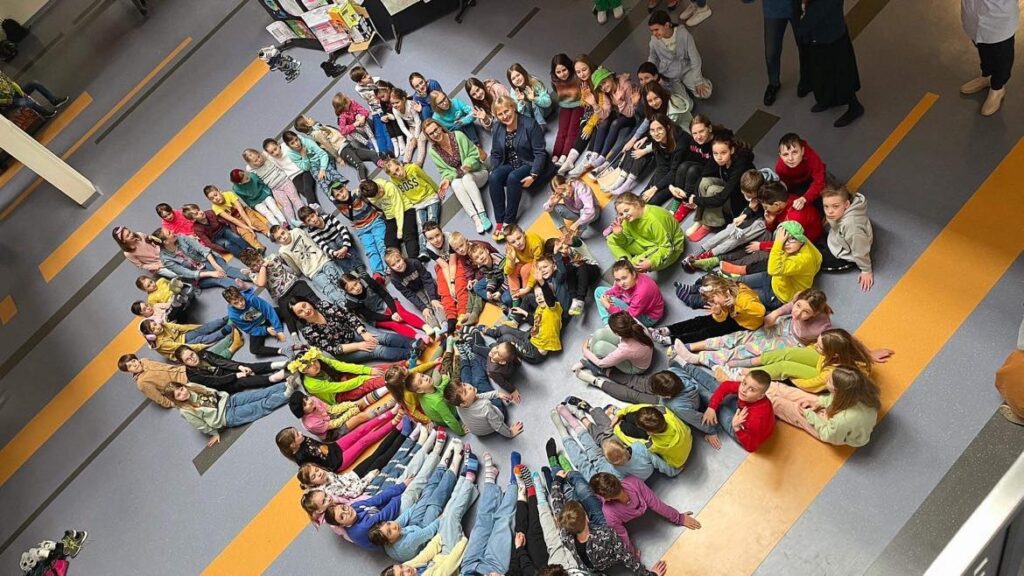 100 kolorowych skarpetek na 100 – lecie szkoły