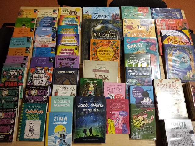 książki ułożone na ławce