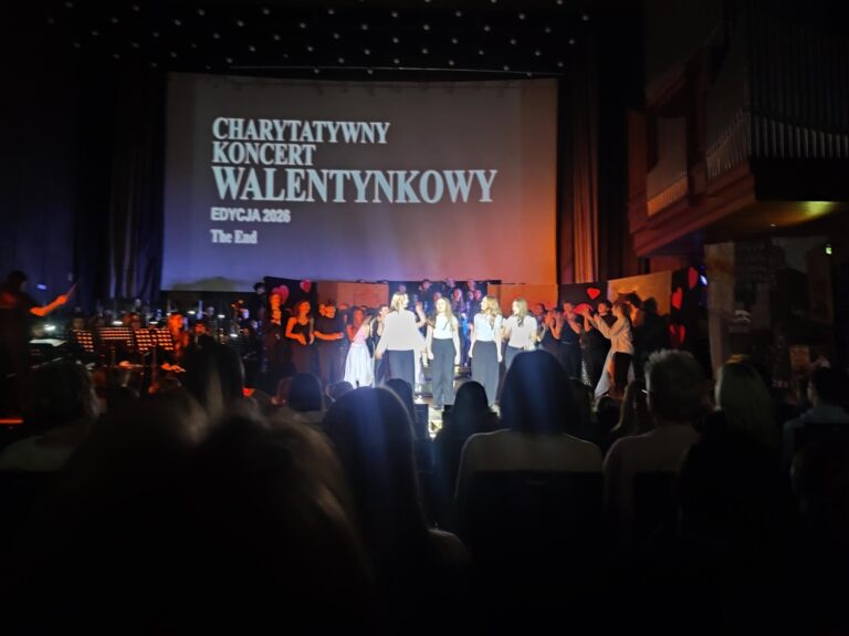 scena, na której występują uczniowie, na pierwszym planie widownia