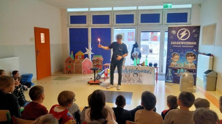 Pokaz naukowy w holu szkoły
