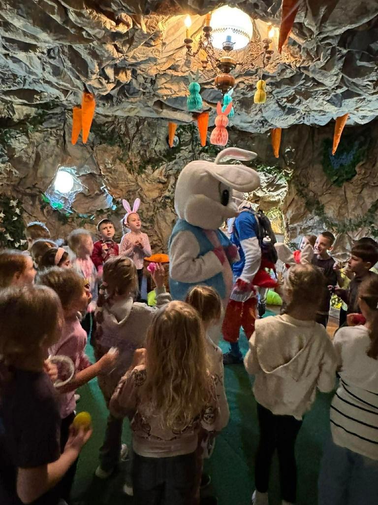 Dzieci zebrane wokół Wielkanocnego Zajączka