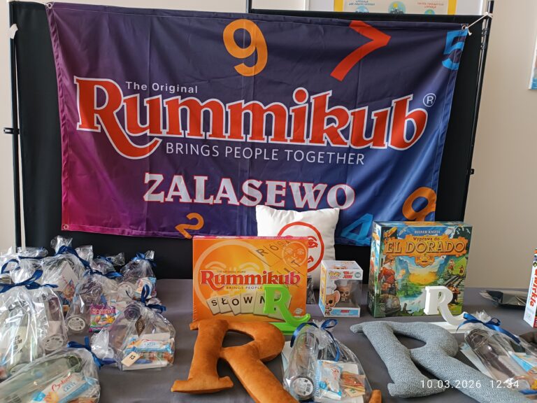 Stół z nagrodami podczas turnieju Rummikub w Zalasewie – gry planszowe, upominki dla uczestników i baner wydarzenia