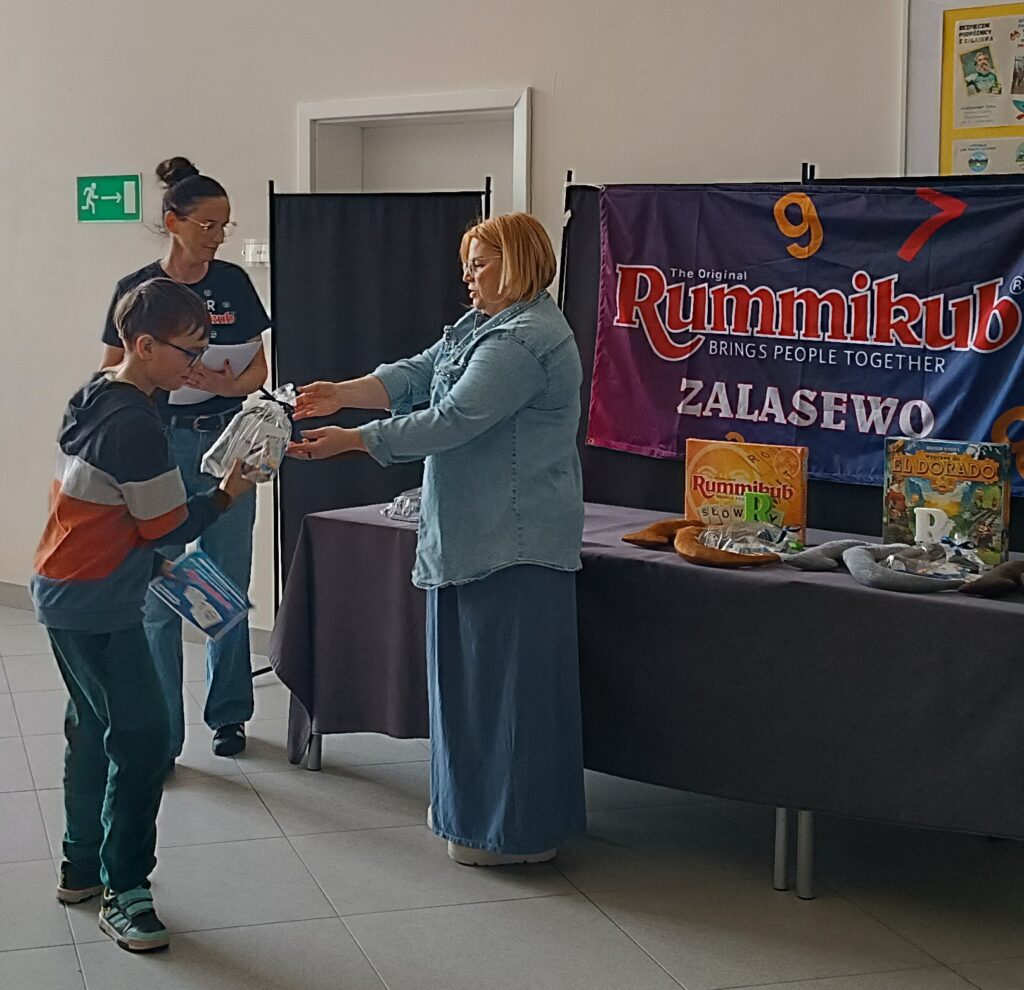 Wręczenie nagrody uczniowi podczas turnieju Rummikub w Zalasewie na III Mistrzostwach Szkół Gminy Swarzędz