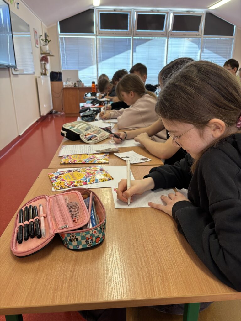 Uczniowie piszą listy