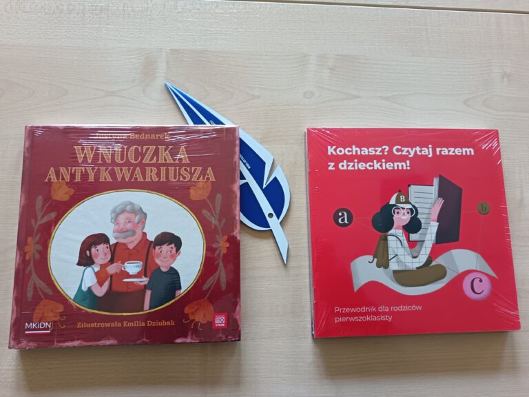 książki leżące na ławce